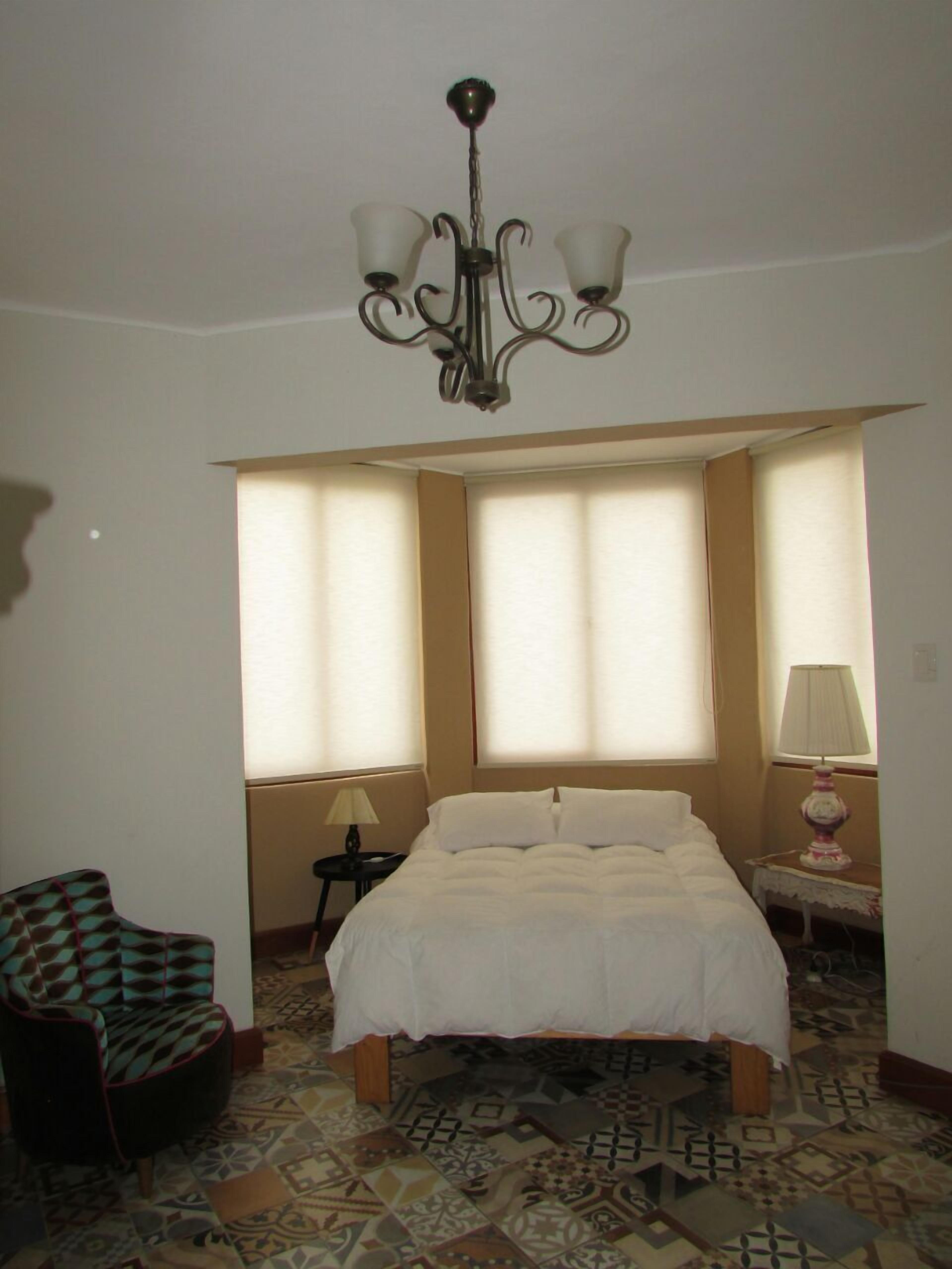 Quarto casal luxo, 1 cama King, vista para a cidade | Cofres nos quartos, cortinas blackout, ferros/tábuas de passar roupa