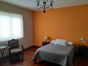 In-room safe, blackout drapes, iron/ironing board, free WiFi - Posada Sumaq Wasi (Lima)