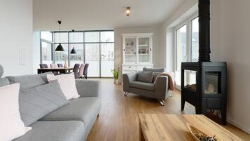 Smart TV, chimenea, videojuegos, reproductor de DVD