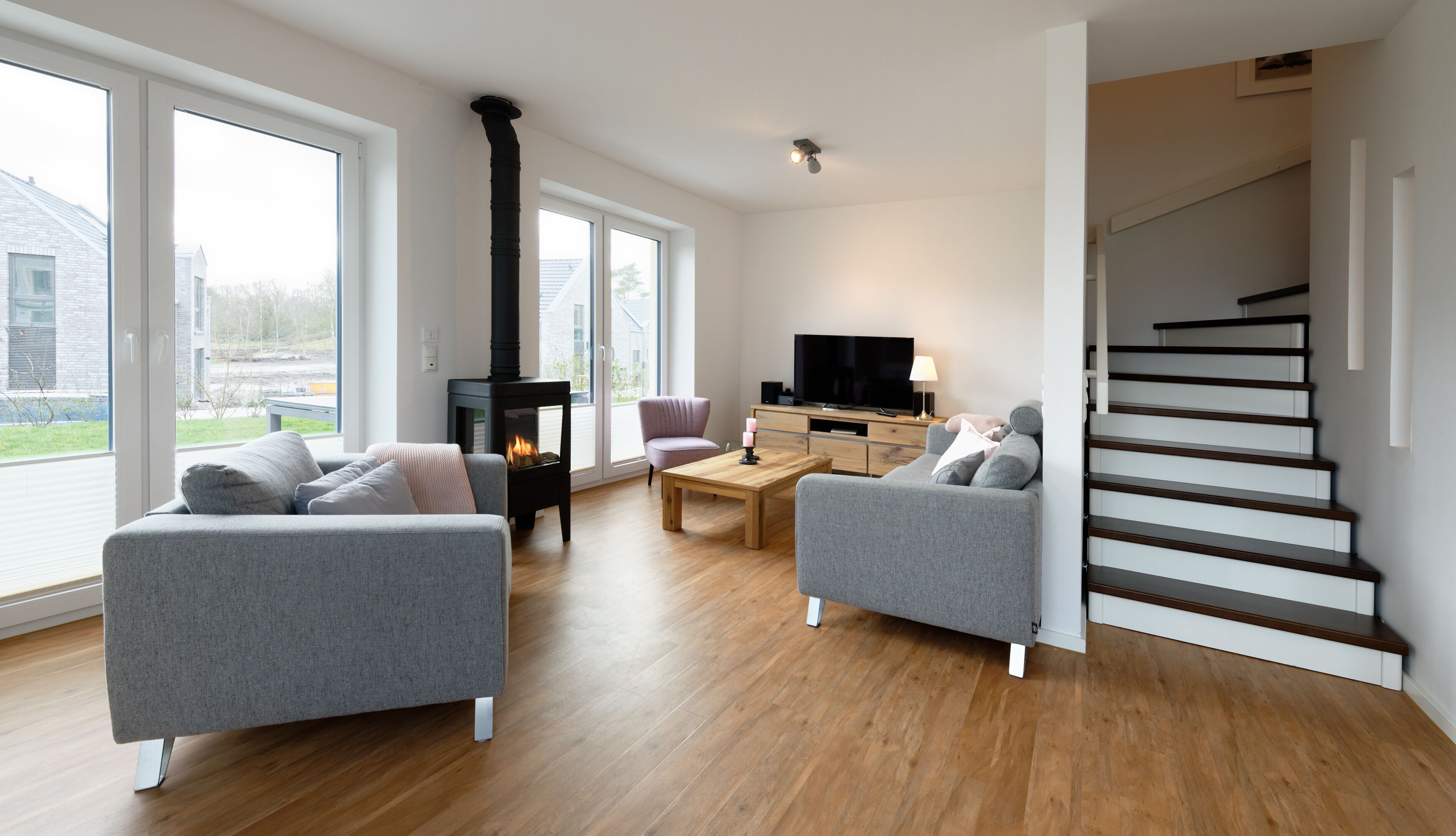 Smart-TV, Kamin, Videospiele, DVD-Player