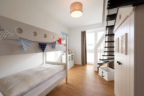 3 bedrooms, in-room safe, iron/ironing board, travel cot