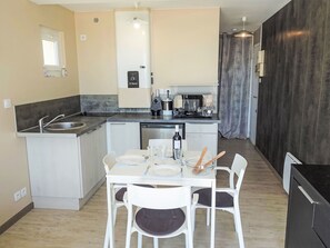 Køleskab, mikrobølgeovn, køkkentøj/tallerkener/redskaber