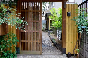 Un torii tradicional japonés que da paso a un sendero de piedra.