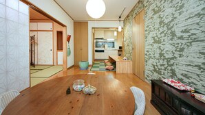 Ein traditioneller japanischer Raum mit Tatami-Böden, einem Holztisch und einer niedrigen Holzschrank.