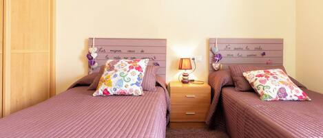 3 chambres, fer et planche à repasser, lit parapluie, Wi-Fi gratuit