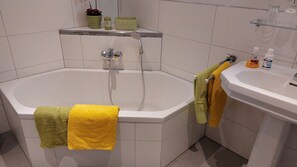 Een bad, een haardroger, handdoeken, zeep