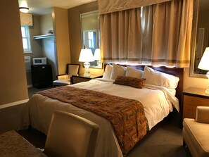 Bureau, rideaux d’obscurcissement, fer et planche à repasser
