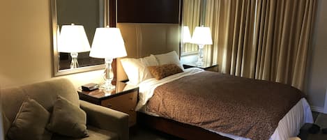 Quarto standard, 1 cama Queen | Escrivaninha, cortinas blackout, ferros/tábuas de passar roupa