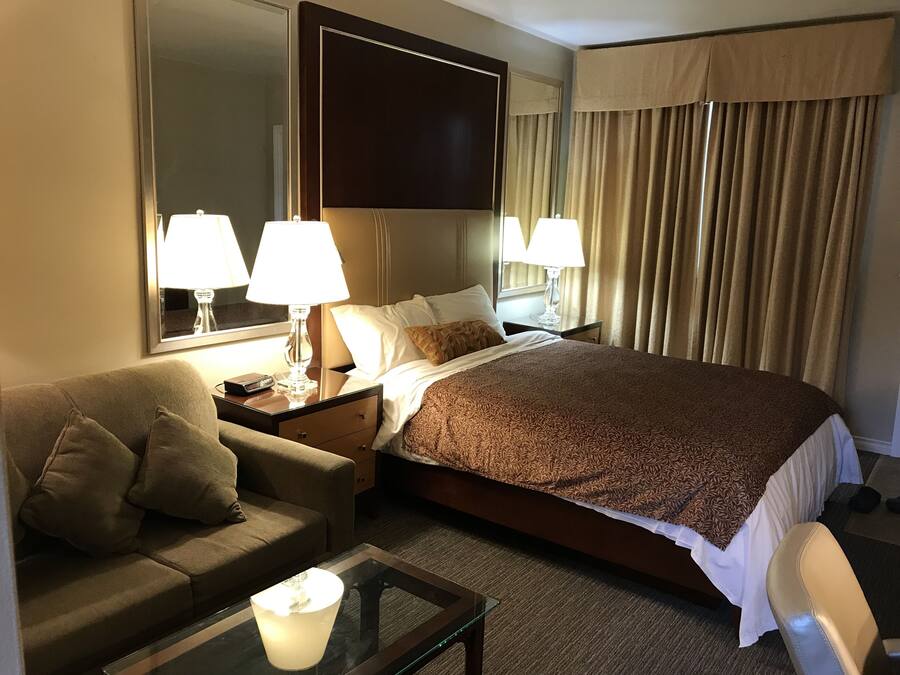 Habitación estándar, 1 cama de matrimonio | Escritorio, cortinas opacas, tabla de planchar con plancha y wifi gratis