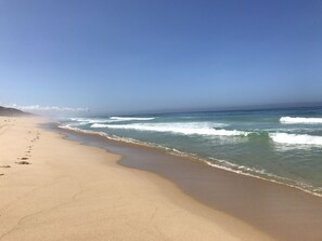 Sur la plage, chaise longue