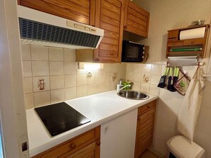 Fridge, microwave, coffee/tea maker, toaster - Steps from Vallière Beach: Cozy 6-Person Apartment with Parking, Pet-Friendly, Balcon, and More (Saint-Georges-de-Didonne)