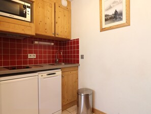 Réfrigérateur, micro-ondes, plaque de cuisson, lave-vaisselle
