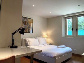 4 bedrooms, desk, iron/ironing board, free WiFi - Villa 5*, beach at 500m, A/C, centre at 15min, garden with bbq (Antibes)