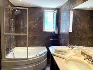Combined shower/tub, jetted tub, hair dryer, towels - Villa 5*, beach at 500m, A/C, centre at 15min, garden with bbq (Antibes)