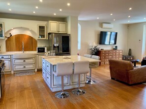 Fridge, microwave, oven, stovetop - Villa 5*, beach at 500m, A/C, centre at 15min, garden with bbq (Antibes)