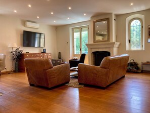 Smart TV, fireplace, DVD player, books - Villa 5*, beach at 500m, A/C, centre at 15min, garden with bbq (Antibes)