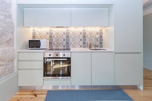 Fridge, microwave, oven, dishwasher - GuestReady - Charming Downtown and Quiet Apartment (Porto)