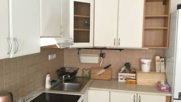 Refrigerador con freezer, microondas, horno, placa de cocina