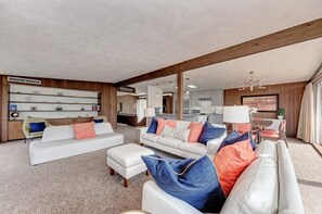 Smart TV, DVD player, foosball, stereo - 4 bed 3 bath Waterfront Home by Ralph Twitchell (Sarasota)