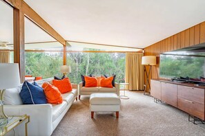 Smart TV, DVD player, foosball, stereo - 4 bed 3 bath Waterfront Home by Ralph Twitchell (Sarasota)