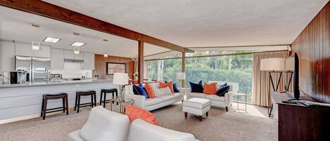 Smart-tv, dvd-afspiller, bordfodbold, stereoanlæg