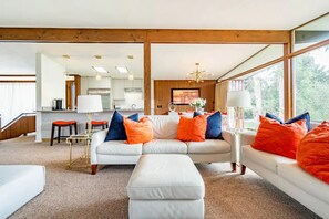 Smart TV, DVD player, foosball, stereo - 4 bed 3 bath Waterfront Home by Ralph Twitchell (Sarasota)