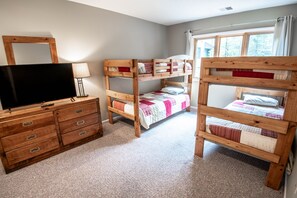 3 bedrooms, iron/ironing board, free WiFi, bed sheets - Harbor Cove #39 | Private Beach Access on Little Traverse | Pool | Fireplace (Harbor Springs)