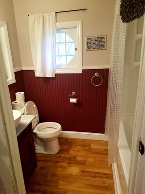 Hair dryer, towels, soap, toilet paper - Your slice of heaven in Blacksburg (Blacksburg)