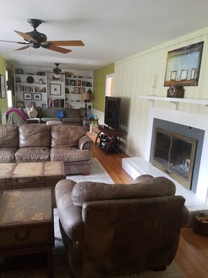 TV, fireplace, books - Your slice of heaven in Blacksburg (Blacksburg)