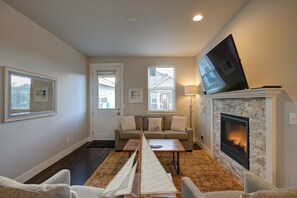 TV, fireplace, DVD player - Willowbridge Cottage - Oyhut Bay Seaside Village (Ocean Shores)