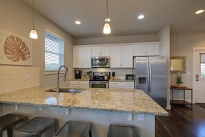 Fridge, microwave, oven, stovetop - Willowbridge Cottage - Oyhut Bay Seaside Village (Ocean Shores)