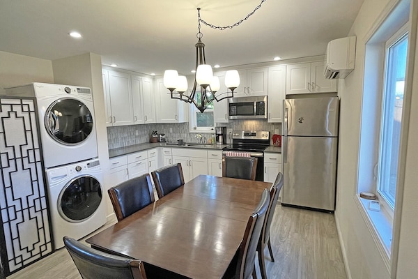 Kitchen w/quartz countertop & shaker cabinets. Dining area for 6. Washer & dryer