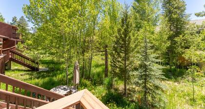 Private Sunken Outdoor Hot Tub, Near 3 Ski Resorts!