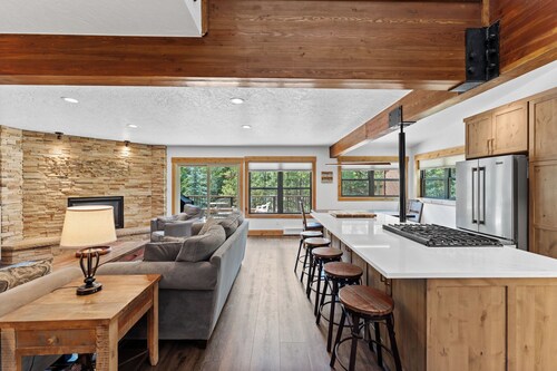 Private Sunken Outdoor Hot Tub, Near 3 Ski Resorts!