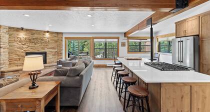 Private Sunken Outdoor Hot Tub, Near 3 Ski Resorts!