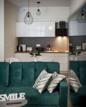 Espacio para trabajar con laptop, tabla de planchar con plancha y cunas