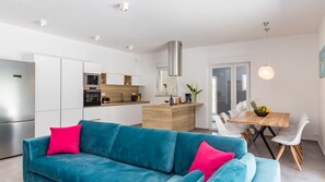 Een smart-tv, een open haard, tafelvoetbal en een tafeltennistafel