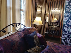 Gus's Room (207)