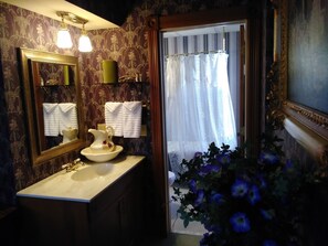 Quarto, 1 cama Queen | Banheiro | Chuveiro com efeito de chuva, produtos de toalete de grife