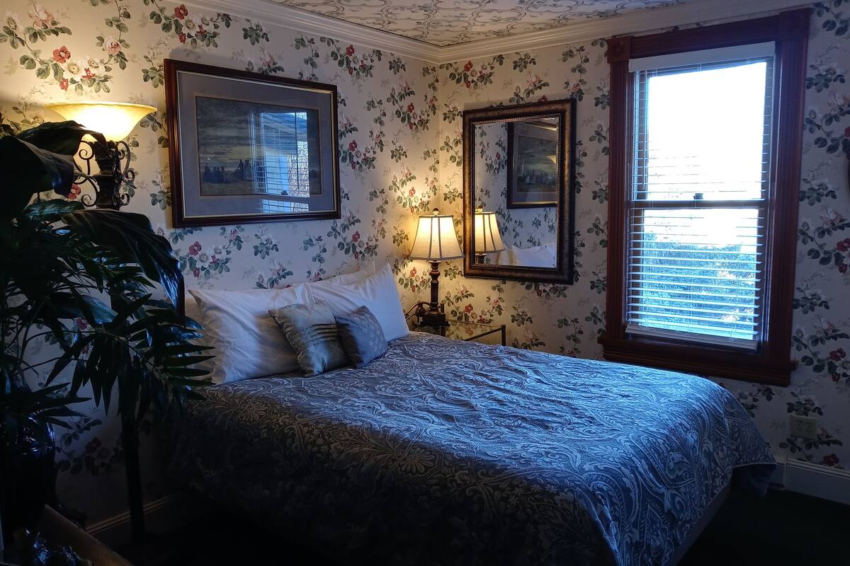 Crystal's Haunted Suite (305)