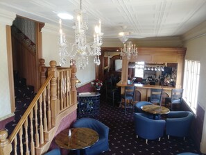 Bar-salon dans le hall