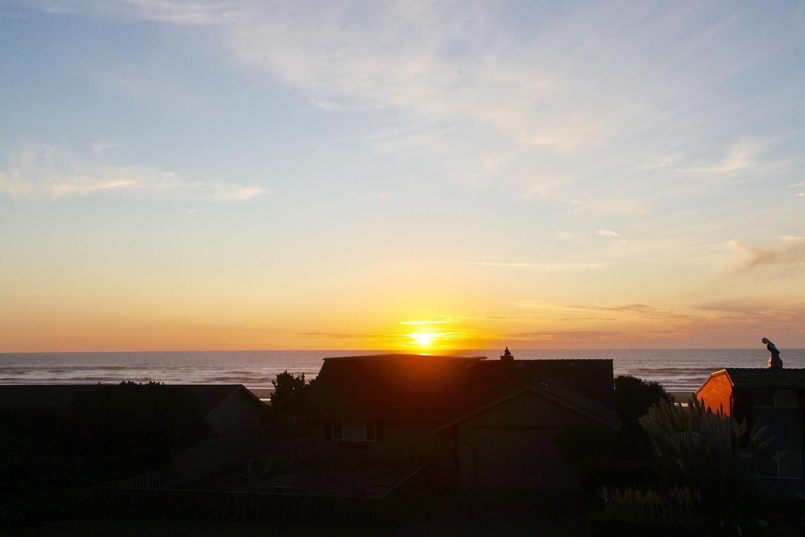 Ocean View Home! Hot tub! Dog Friendly! Minutes to the Beach!