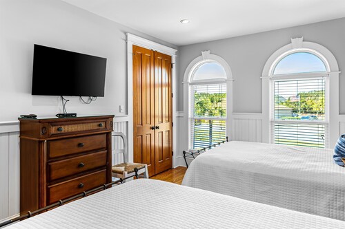 2 Rooftop Decks | Downtown IOP | Pool | Elevator | 1 Blk From Beach | Pets