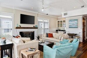 Smart TV - 2 Rooftop decks, pool/elevator. Downtown IOP, 1 blk from beach. Pet friendly! (Isle of Palms)