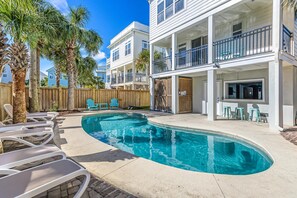 Outdoor pool, a heated pool - 2 Rooftop decks, pool/elevator. Downtown IOP, 1 blk from beach. Pet friendly! (Isle of Palms)