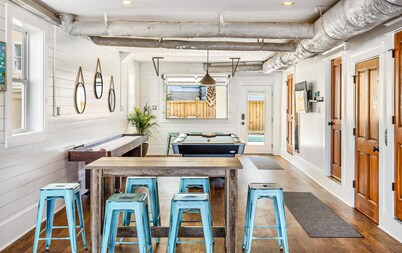 2 Rooftop decks, pool/elevator. Downtown IOP, 1 blk from beach. Pet friendly!