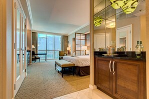 2 chambres, coffres-forts dans les chambres, bureau