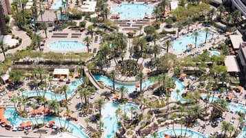 Alberca al aire libre y alberca climatizada