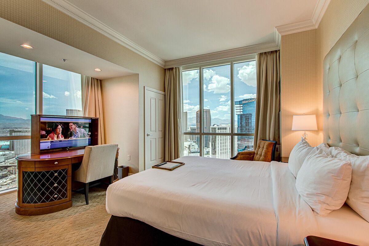 2 bedrooms, in-room safe, desk, iron/ironing board