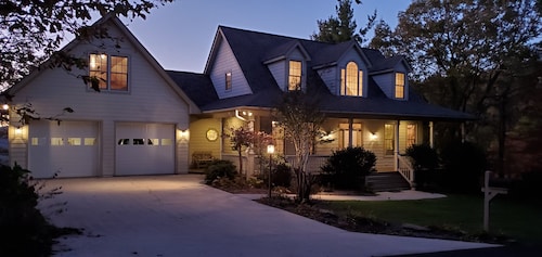 Continental Divide Retreat: Million-Dollar Views Spacious Decks & Modern Comfort